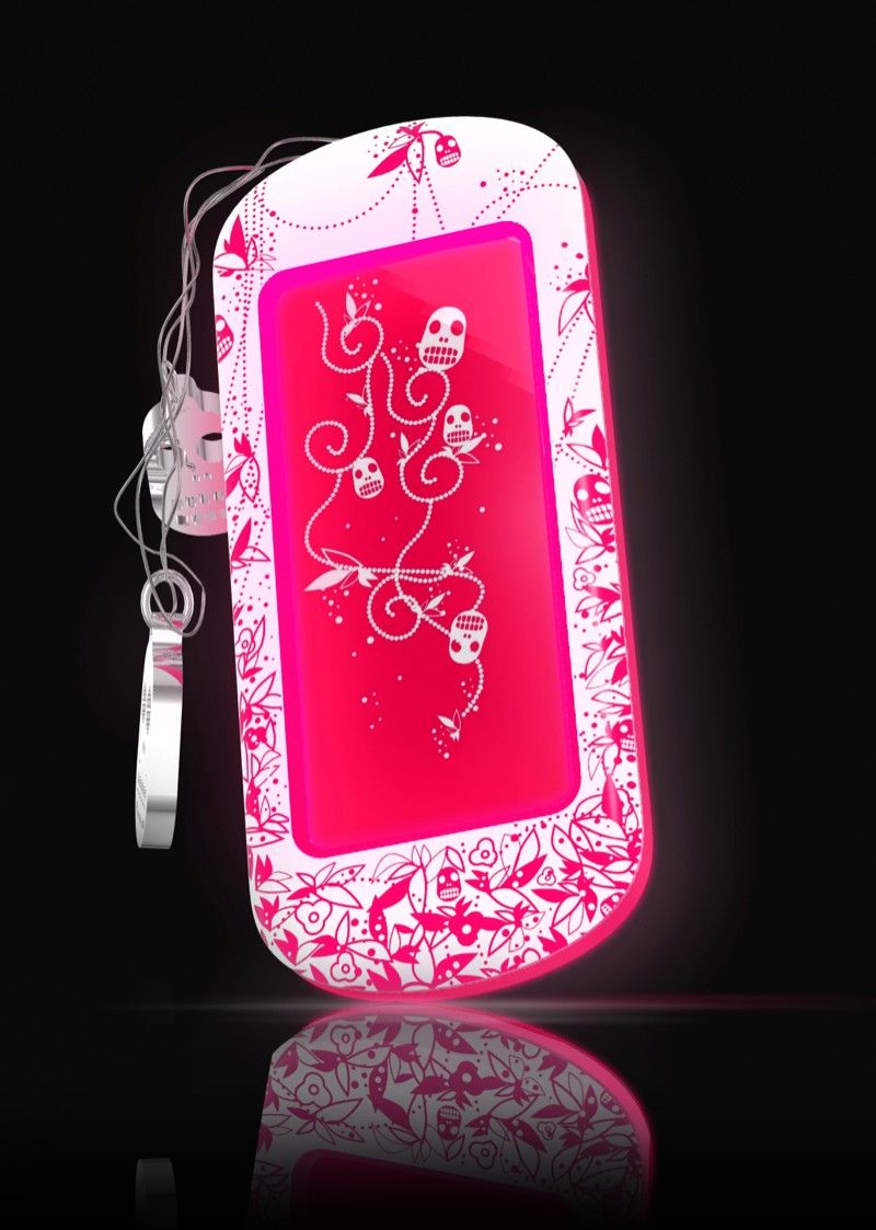 Vemos un celular en color rosado fucsia con pequeñas con pequeñas calaveras en color blanco tiene un par de audifonos
