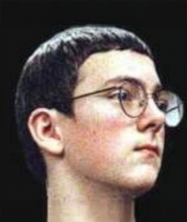 Vemos a un joven de perfil con gafas y pelo oscuro y facciones suaves