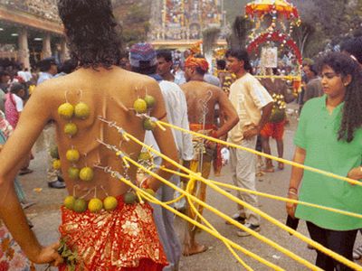 Vemos muchos hombres con unas bolas y unas cuerdas que salen de sus espaldas y otros tiran de ellos