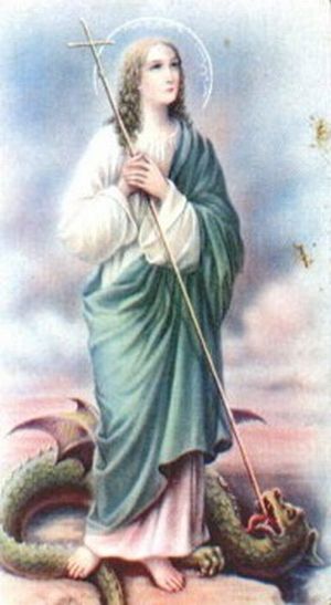 Una mujer con una larga túnica y un  largo bastón en su mano con el cual está traspasando a un dragón en el suelo