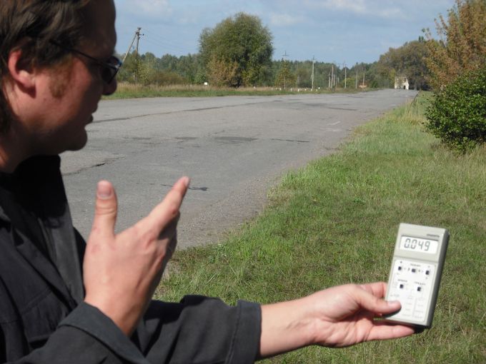 Vemos a un hombre que mide la radiación de este campo, antes había aquí una villa y fue destruida