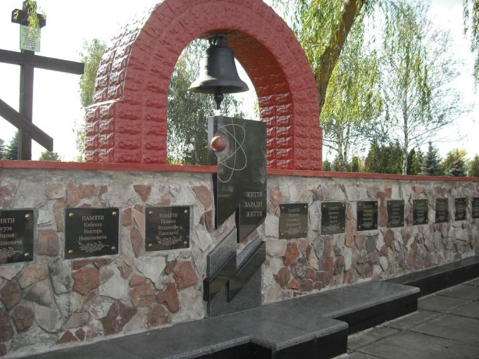 Un muro donde se ven placas con los nombres de las personas que murieron en la explosión  y los que murieron después 