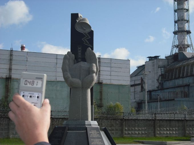 Vemos la escultura del sarcófago y una  campana al final dela escultura