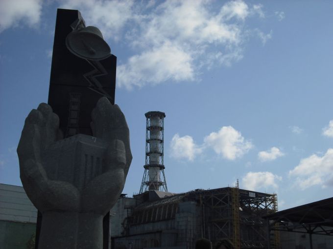 Vemos el reactor y el monumento al sarcófago en un ángulo más cercano 