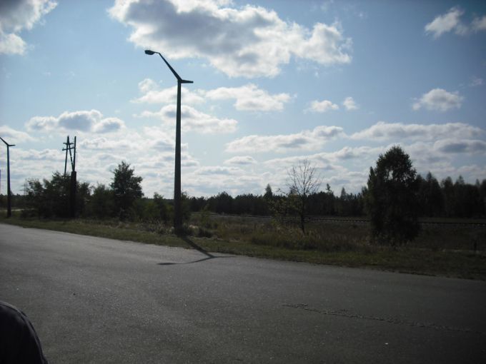 Vemos nuevos árboles aunque todavía con radiación vemos una carretera y mucha zona verde