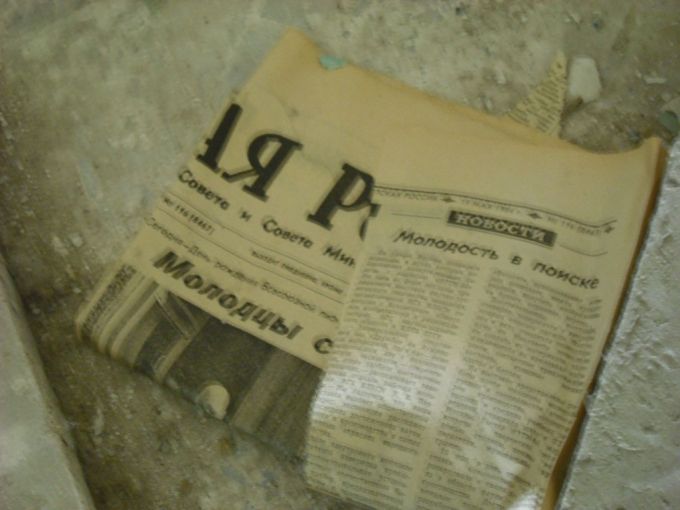 Tenemos un periódico de alguien que lo olvido se ve bien pero en color sepia