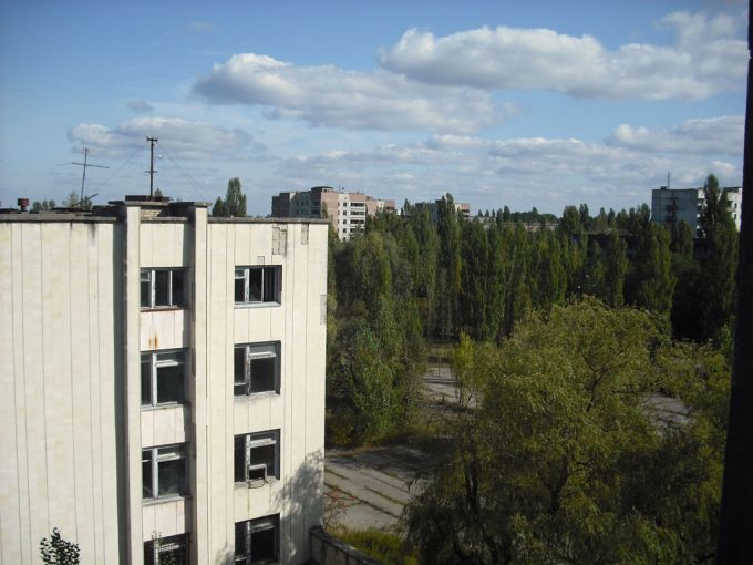 Vemos un edificio muy alto y con muchas ventanas en un día muy soleado