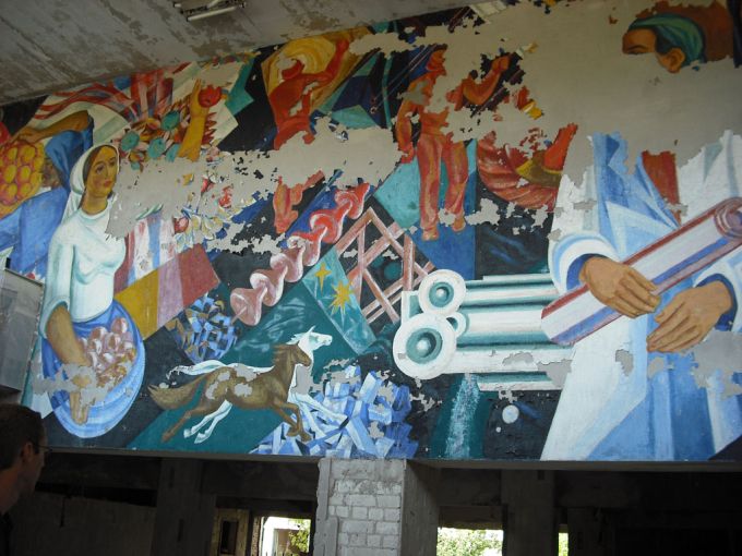 Tenemos un mural donde podemos ver pintados a mujeres, caballos y un hombre con documentos en sus manos y varias cosas más 