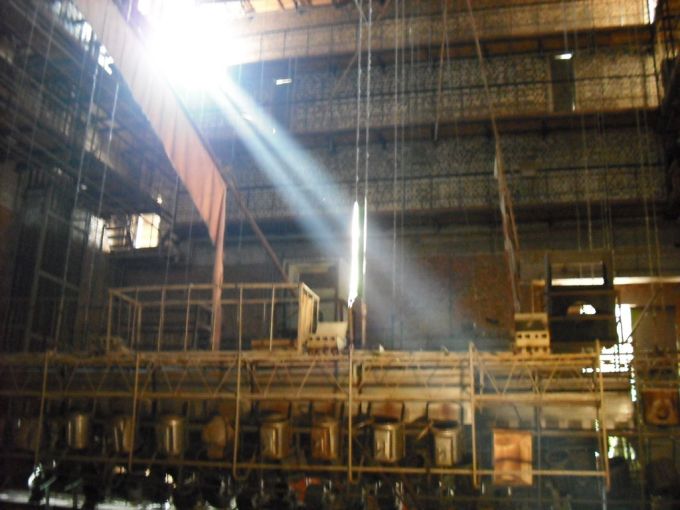 Vemos una sala de teatro donde un rayo de sol se cuela por una teja corrida en el techo