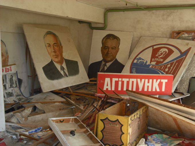 Como vemos es un salón con fotos grandes de personajes de la política en un salón muy destrozado