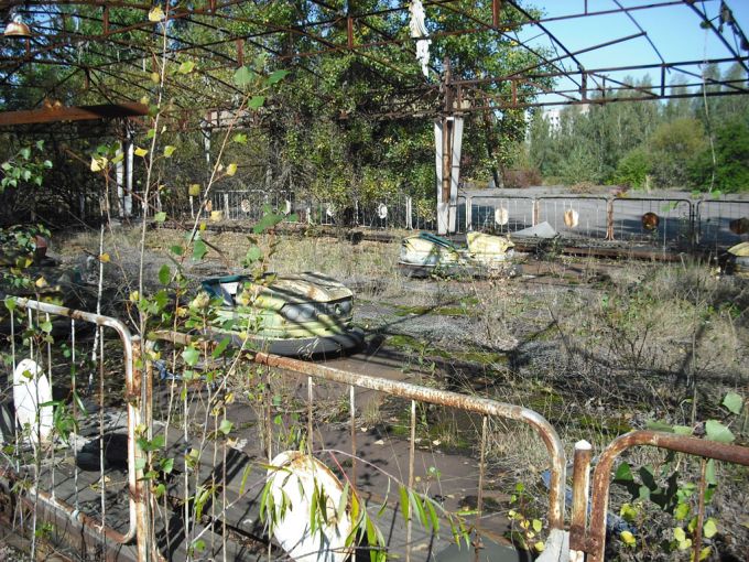 Ahora vemos un parque de diversión destruido, los carros chocones, los techos  todo en general lo vemos mal