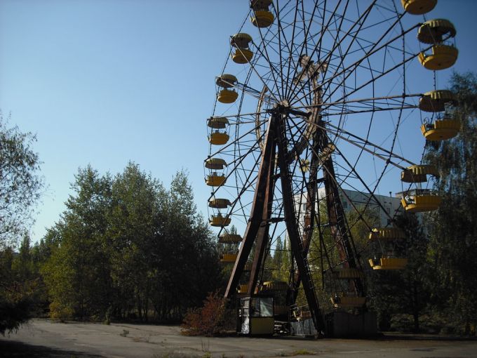 Otra vez vemos la rueda con sus sillas amarillas y arregladas desde otro ángulo, se nota también la vegetación muy verde