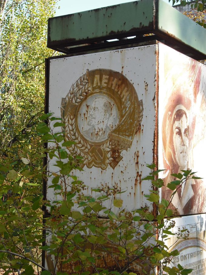 Vemos una pared donde hay un  cartel con una foto de un político en el centro deportivo