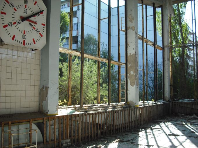 Vemos más partes destrozadas,  un reloj, tubos, partes de la estructura acabada