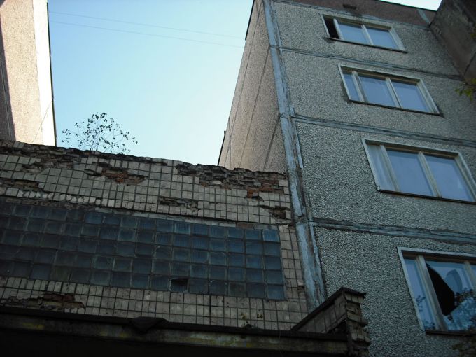 Volvemos a caminar y encontramos otra vez el viejo edificio y parte de un muro grande