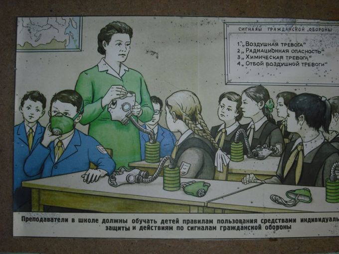 Una figura ilustrada de una profesora con sus alumnos aprendiendo sobre máscaras antigás.