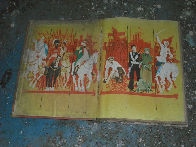 El interior de un libro de historia ruso tirado en el suelo