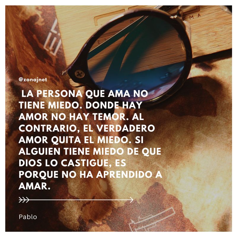 Unas gafas negras en primer plano sobre un mapa del mundo