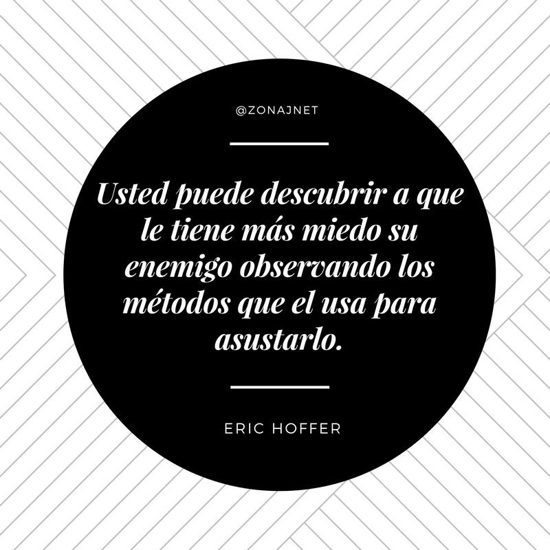 Un entramado a blanco y negro con un círculo oscuro sobre el y un mensaje sobre el enemigo