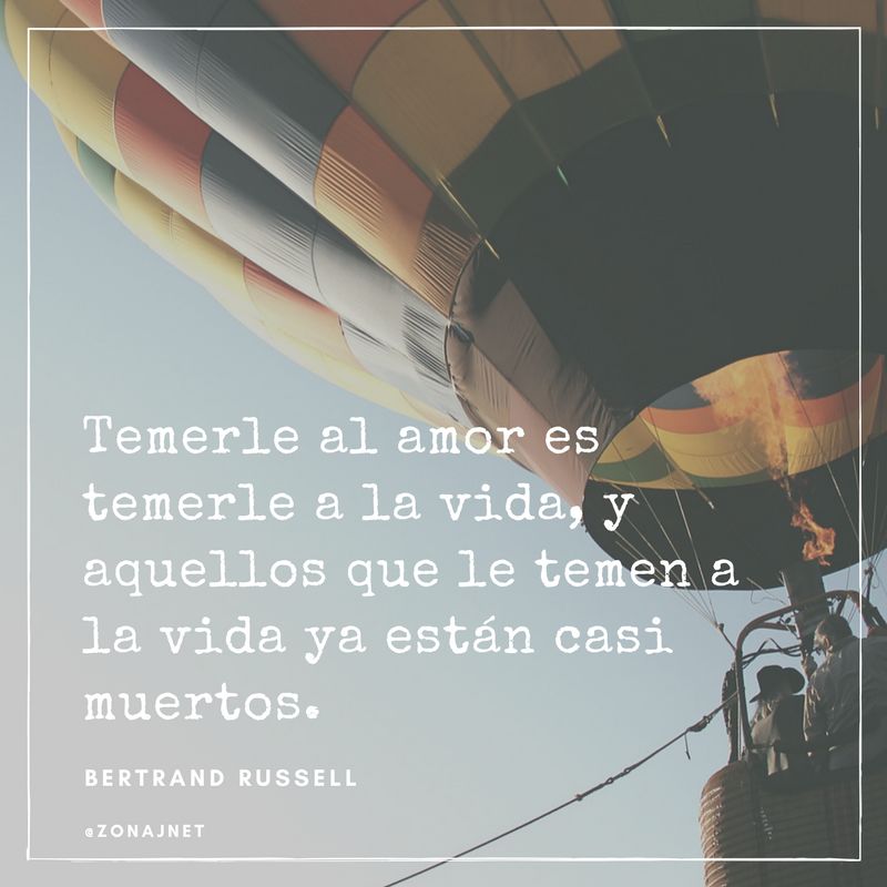 Un globo de muchos colores asciende lentamente con sus pasajeros