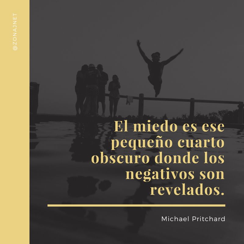 Unos jóvenes al lado de una piscina, uno de ellos lanzándose a ella con un mensaje de prevención