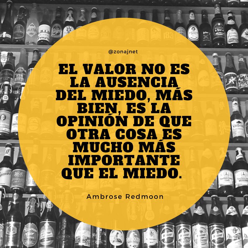 Una pared llena de botellas de cervezas hechas de vidrio y un círculo amarillo con letras negras que dan un mensaje