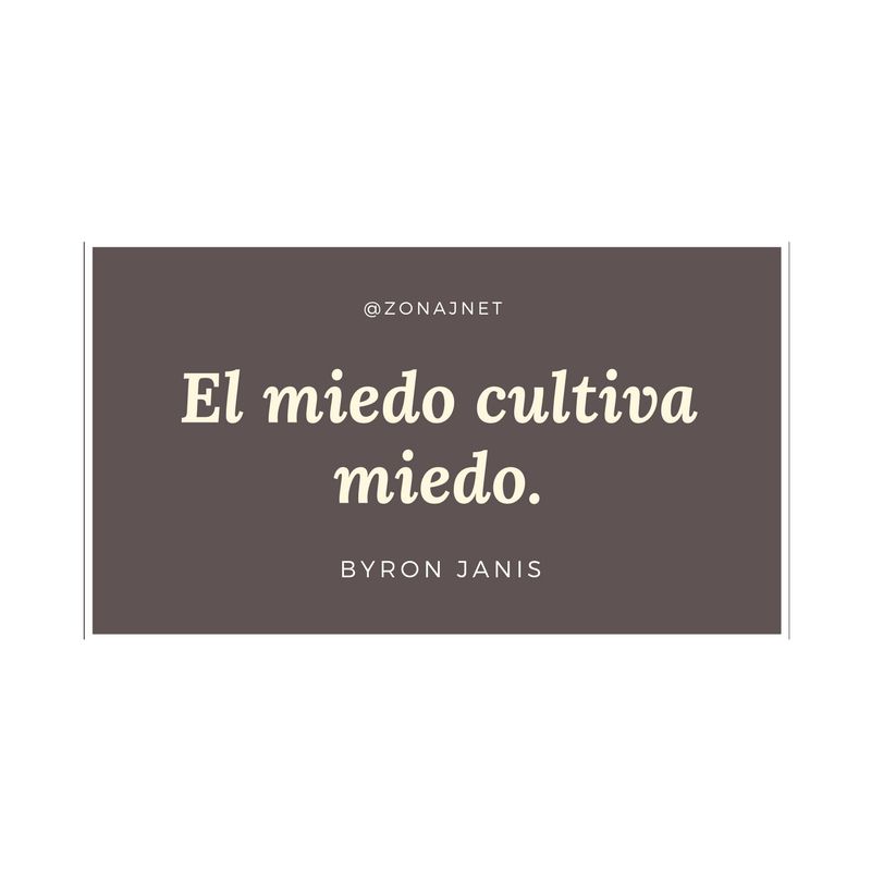 Un gran cuadro gris con un rectángulo gris más oscuro encima y dice que el miedo da miedo