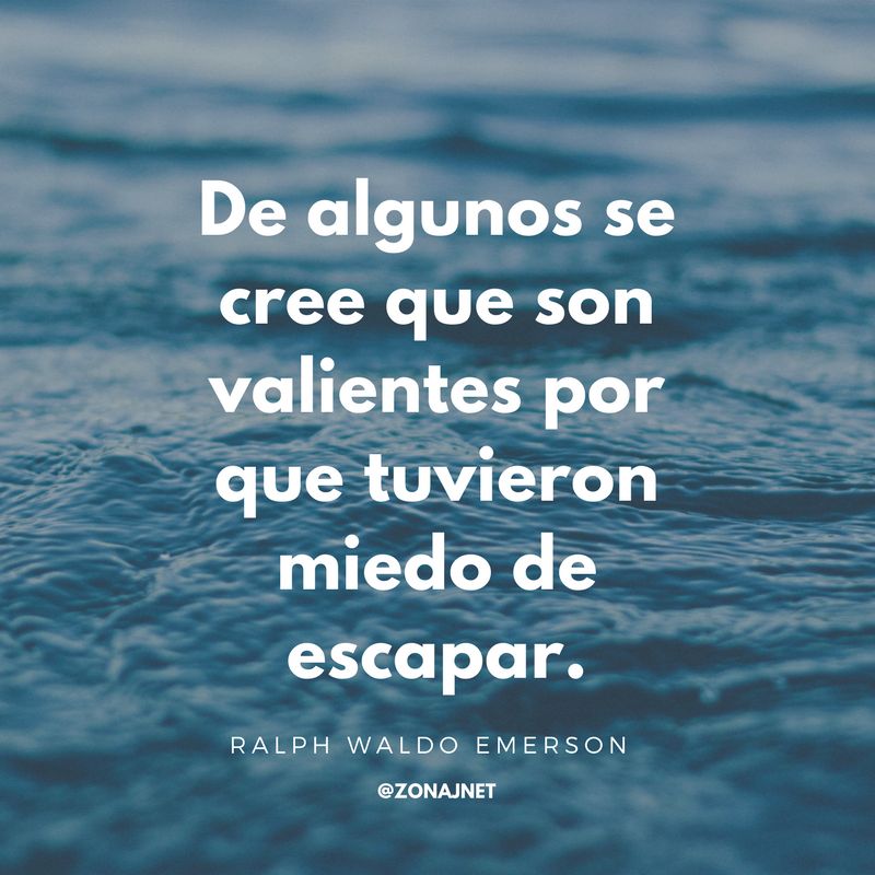 Primer plano de los detalles de las aguas oscuras del océano y mensaje sobre creerse con valentía