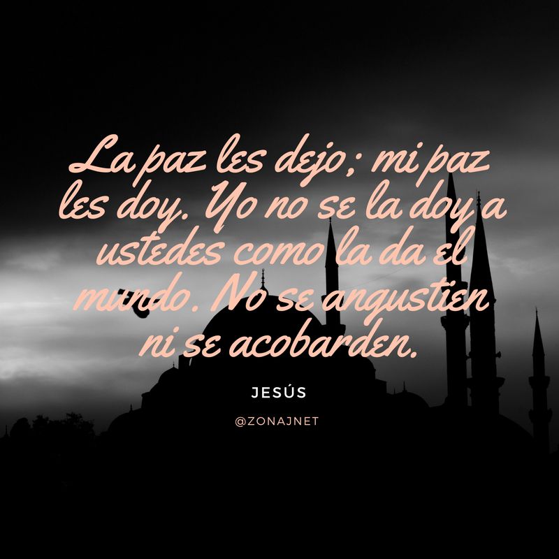 Una gran mezquita y sus minaretes en blanco y negro, un día soleado y un versículo donde se habla sobre la paz