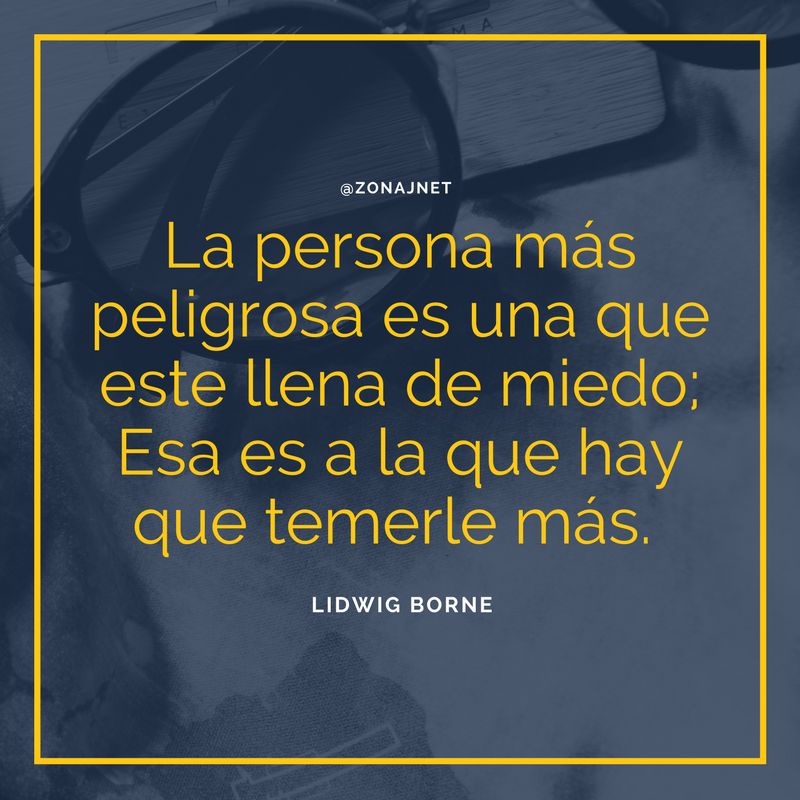 Unos lentes en primer plano, los cuales están descansando sobre una mesa  y habla sobre las personas más peligrosas    