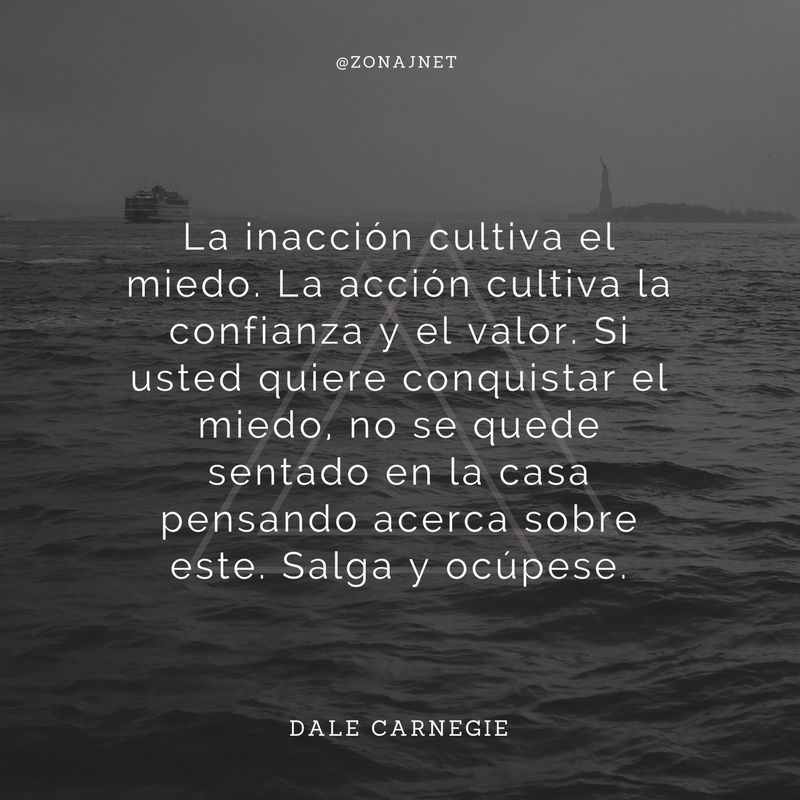 Una bahía con el mar calmado y un barco y la Estatua de la Libertad al fondo