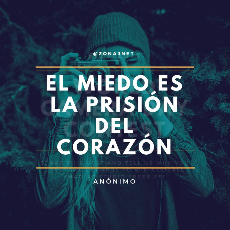 Una mujer tomando fotos con una cámara de noche palabras sobre el miedo