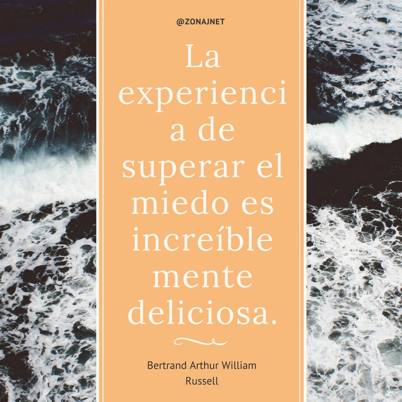 Fuertes aguas rompiendo contra las rocas