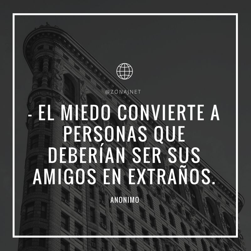 La parte superior de un edificio esquinero muy famoso de New York