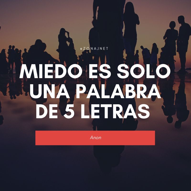 Un grupo de personas en la tarde con el cielo despejado y cálido