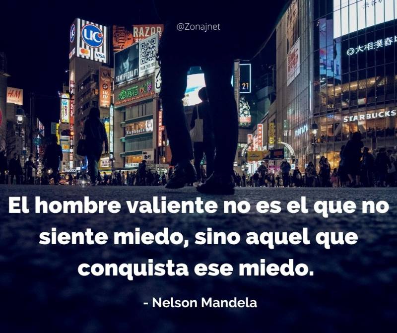 Un hombre en medio de la noche y de una ciudad muy grande con la frase
