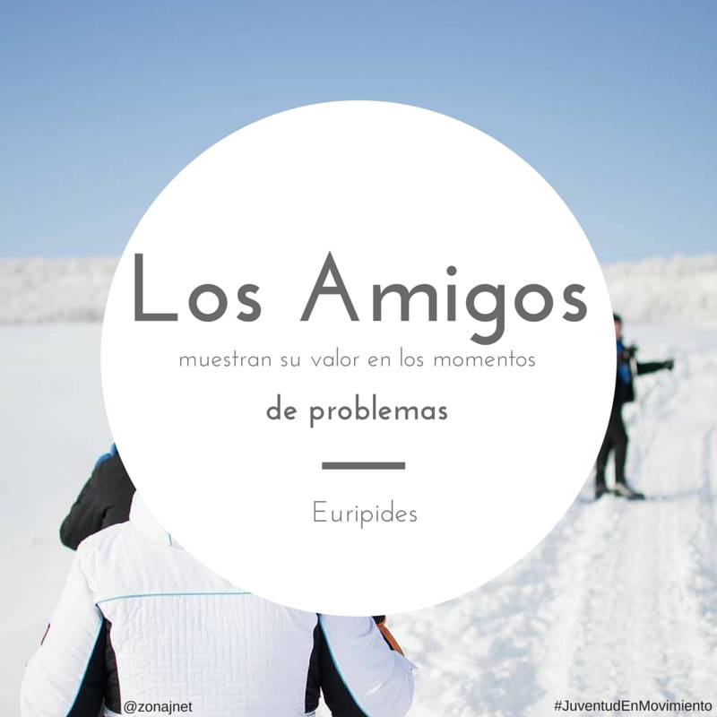 Amigos caminando sobre la nieve