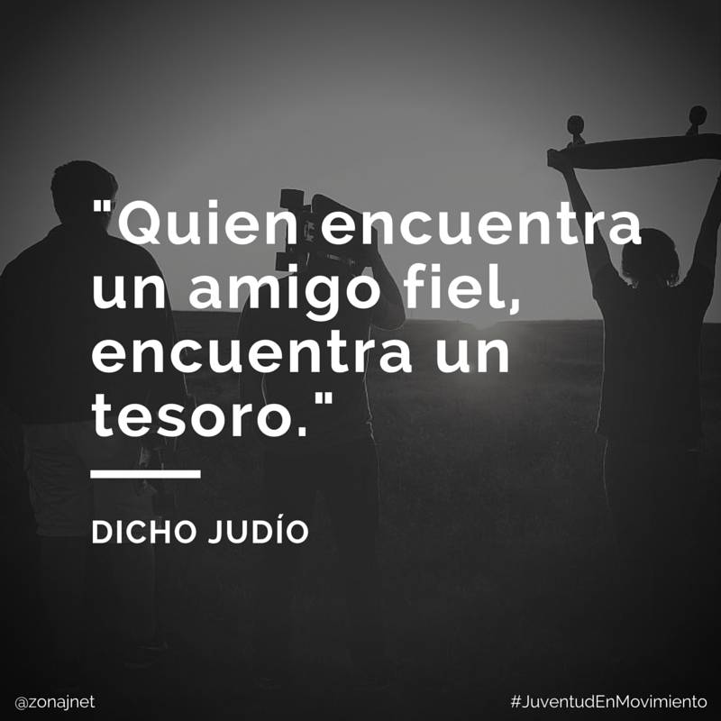 3 jóvenes con patinetes y un mensaje sobre la amistad