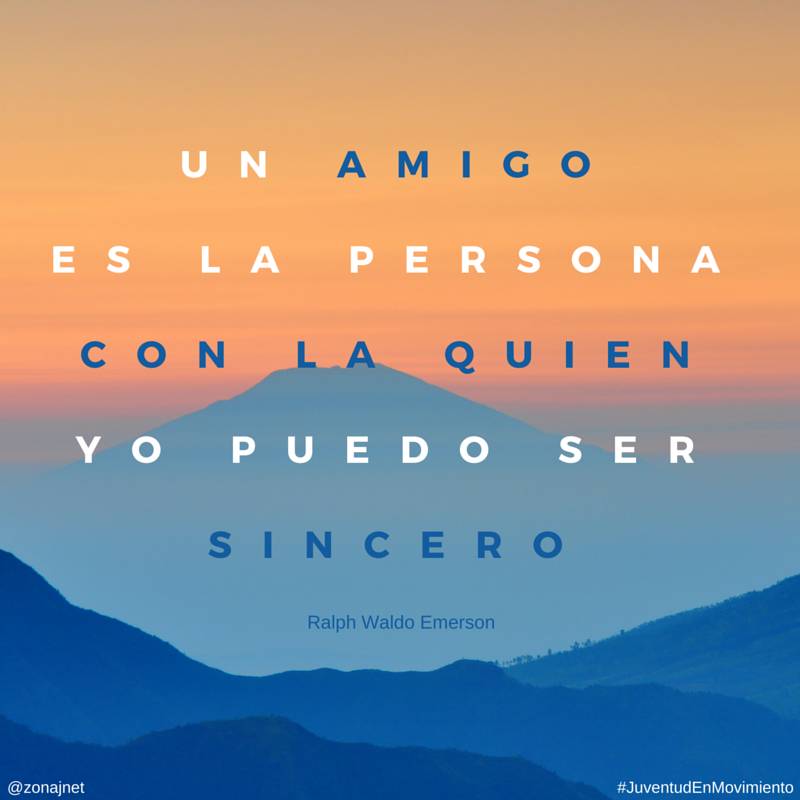 Unas montañas no muy altas con un cielo de color rojizo y un  mensaje