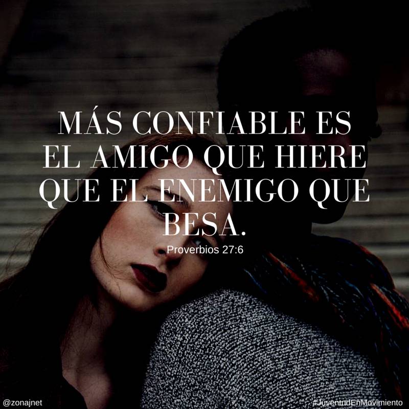 Unos jóvenes recostados en el hombro de otra mujer joven