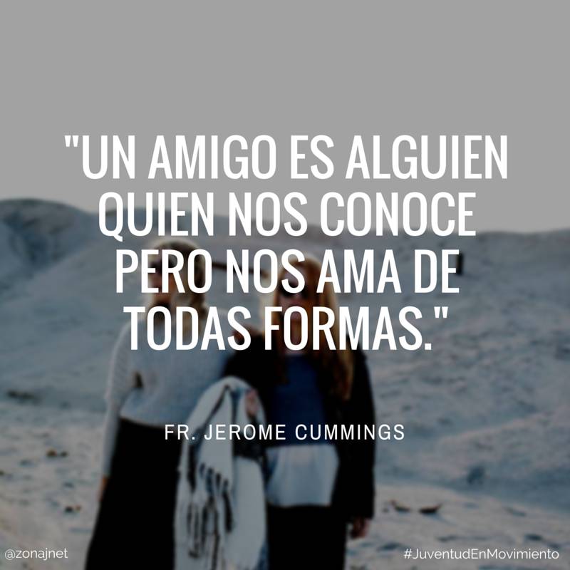 Dos amigas cubiertas con ropa de invierno recorren una playa blanca