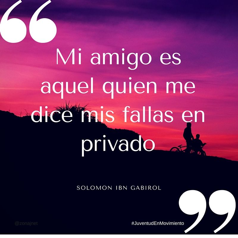 Dos amigos en bicicletas en un atardecer con el cielo violeta y un gran mensaje de amistad