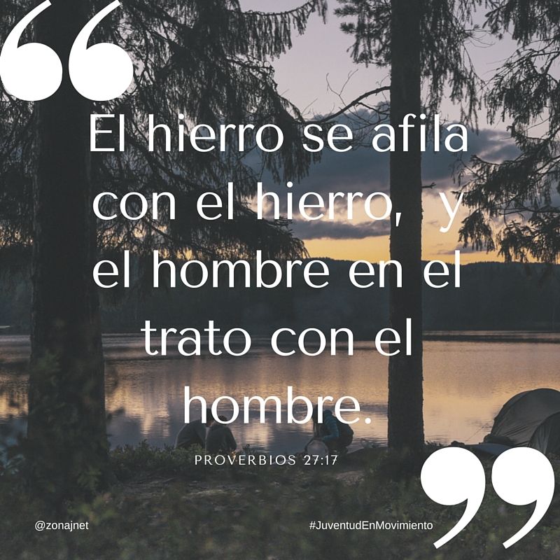 Un lago en completa calma rodeado por pinos al atardecer y un mensaje  de buena amistad