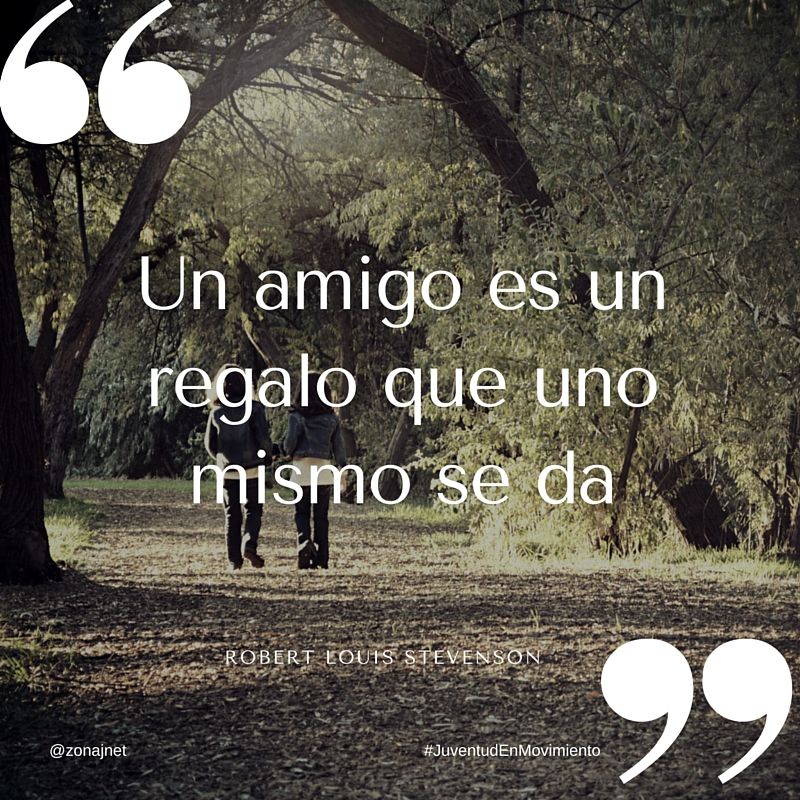 Dos amigos caminan por un camino cubierto por hojas caídas de las árboles