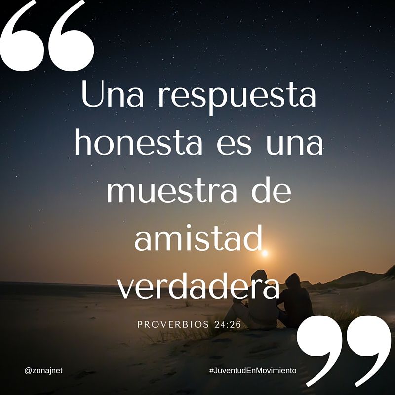 Dos amigos sentados en la playa con el cielo despejado en la tarde y mensaje sobre una buena amistad