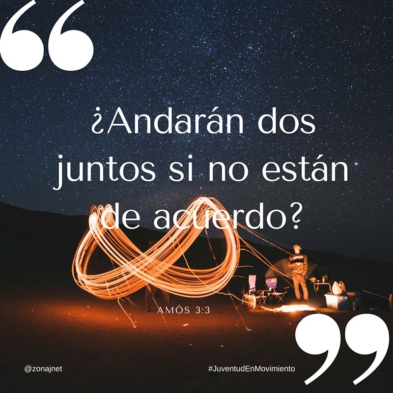 Luces capturadas usando larga exposición durante la noche en una carpa