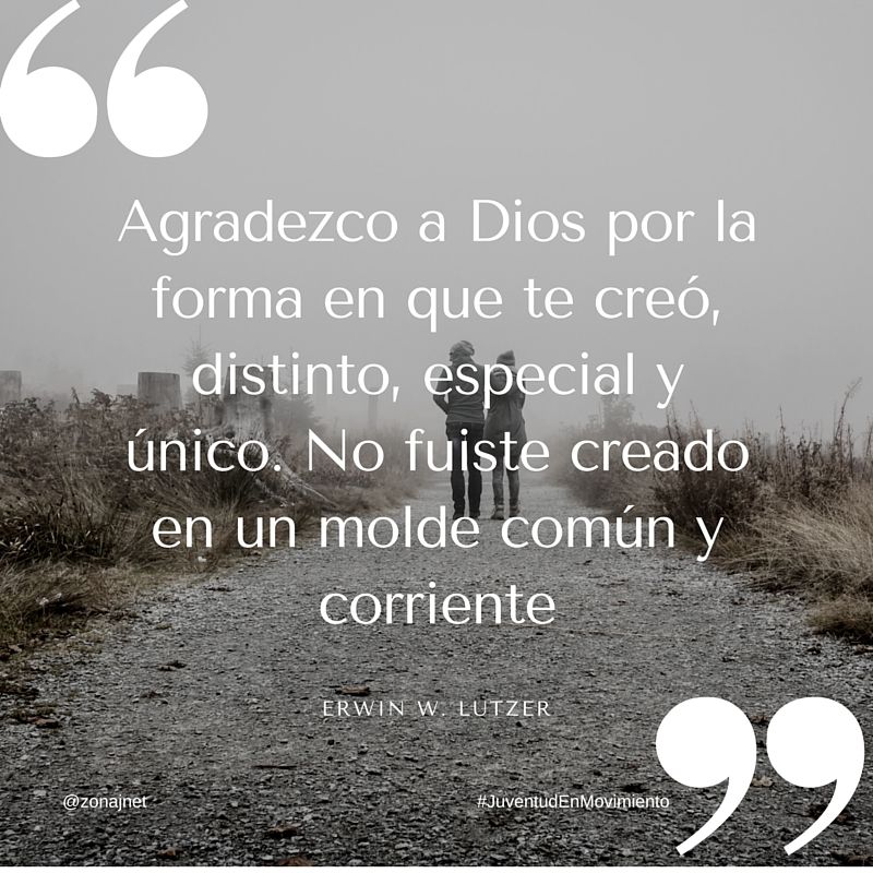 Dos amigos en un camino solitario en un dia gris y frio y mensaje especial y unico