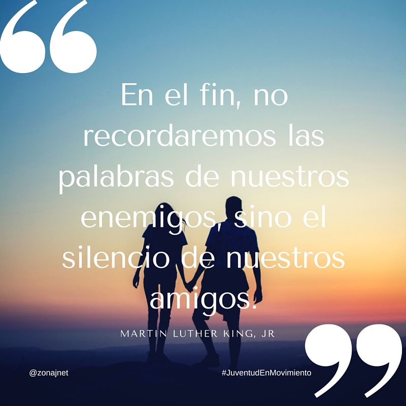 Una pareja disfrutando de un atardecer desde el borde de una montaña y un buen mensaje de amistad