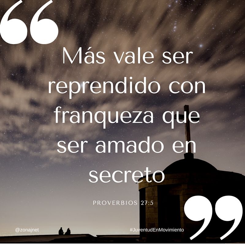 Dos amigos solos al aire libre al lado de una iglesia con una cruz de noche