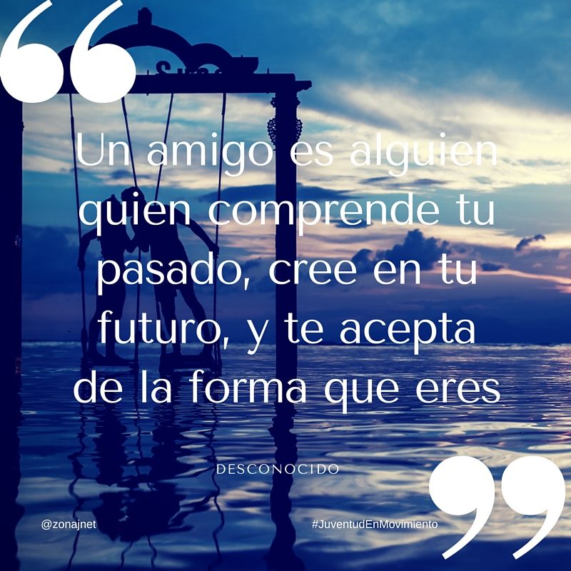 Amigos sobre un columpio que está en medio de las aguas del mar